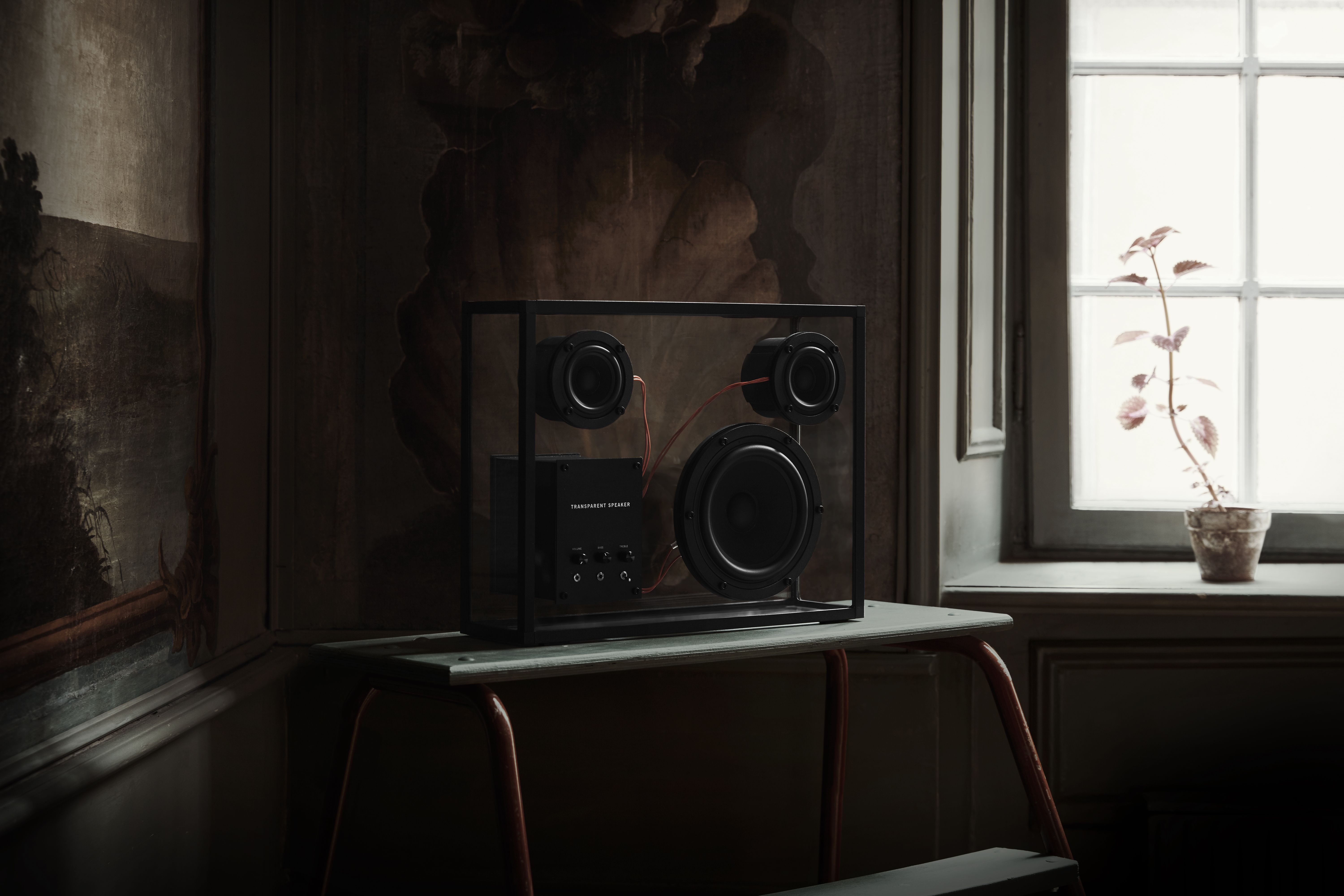 Transparent Speaker — интерьер